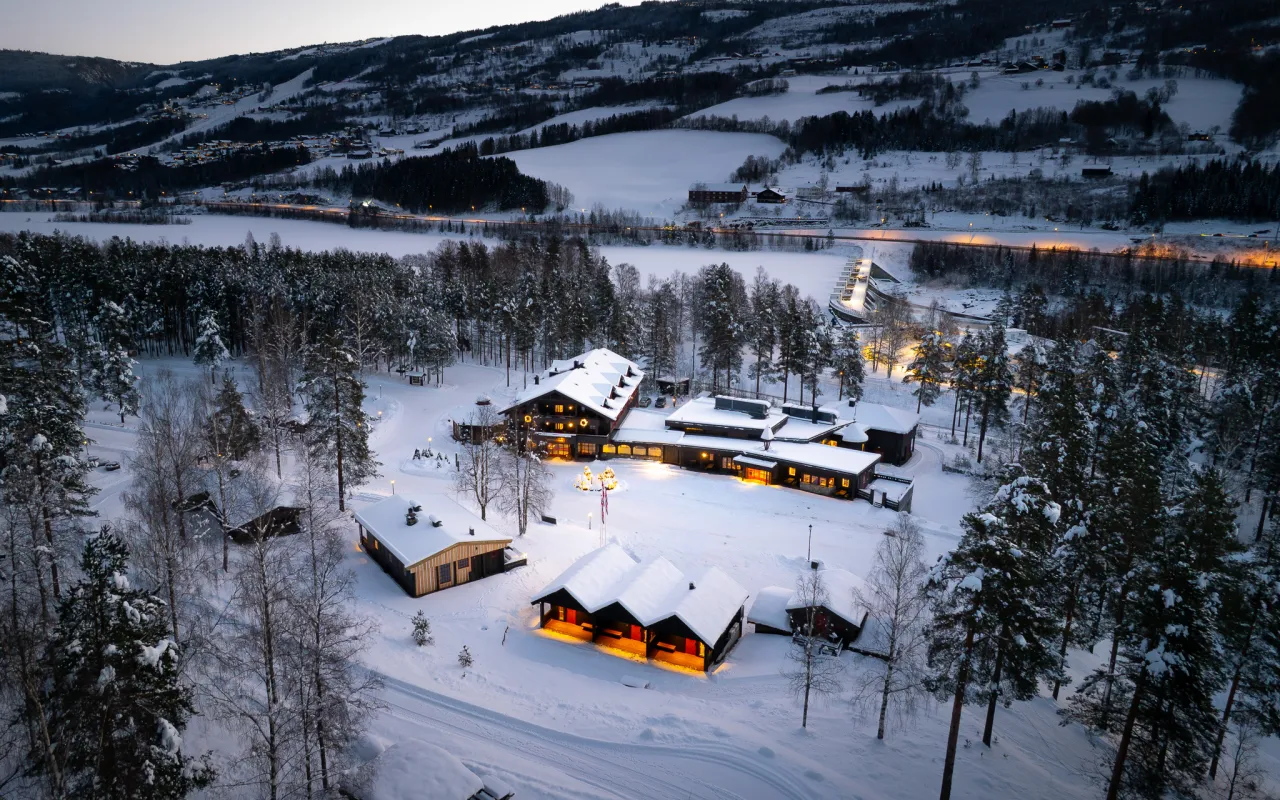 Hotellet i vinterdrakt, drone