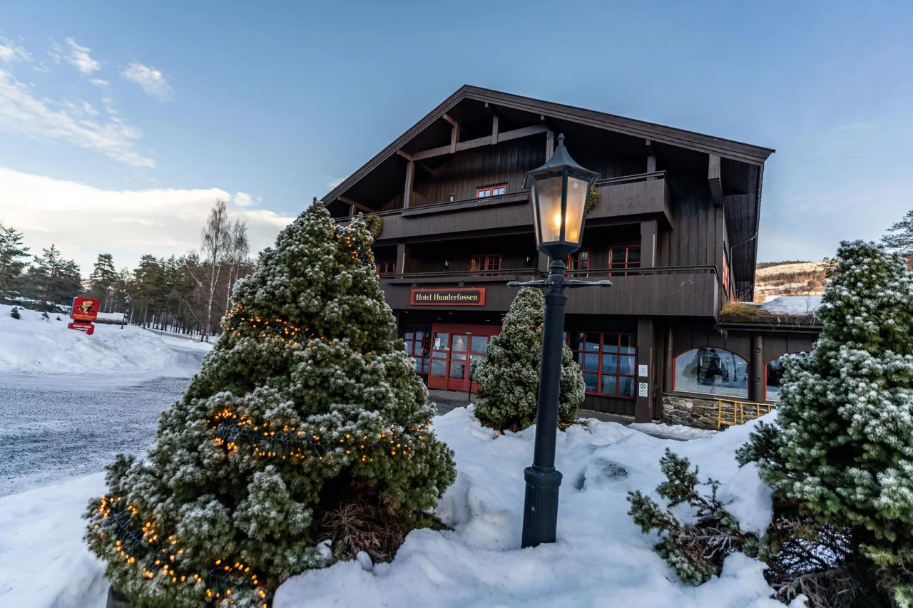 Fasade hotel, vinter, snø